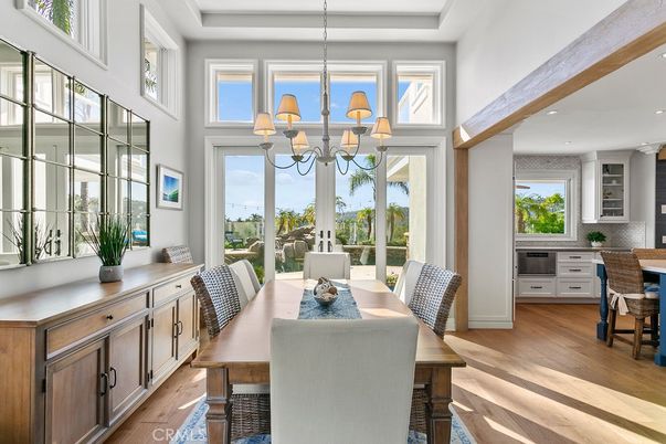 Chandelier, Dining room, Interior, Recessed Lighting, Wood Texture Flooring