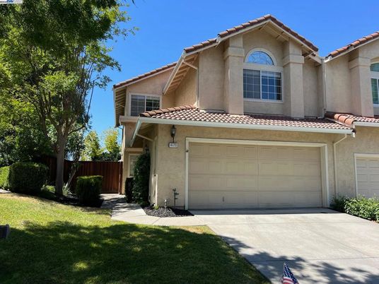 Attached, Exterior, Facade, Mediterranean
