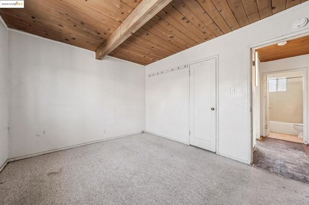 Empty room, Interior, Wooden Beams, Wooden Ceilings