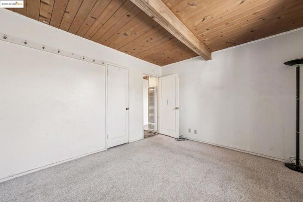 Empty room, Interior, Wooden Beams, Wooden Ceilings
