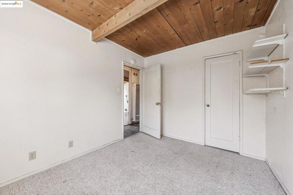 Empty room, Interior, Wooden Beams, Wooden Ceilings