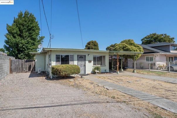 Backyard, Exterior, Facade, Ranch