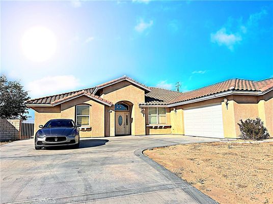 Attached, Exterior, Facade, Mediterranean