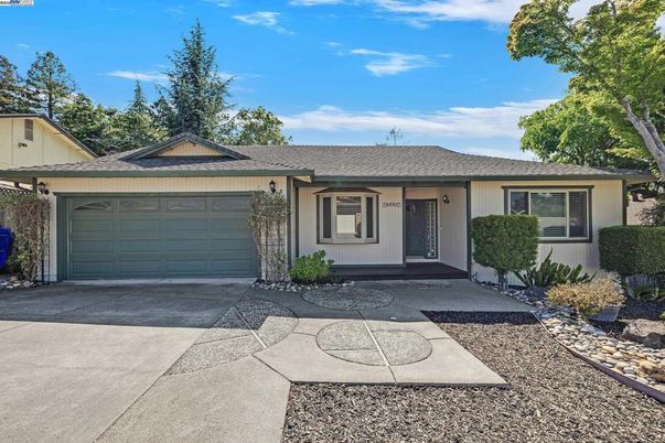 Attached, Exterior, Facade, Ranch