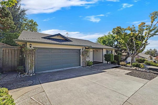 Attached, Exterior, Facade, Ranch