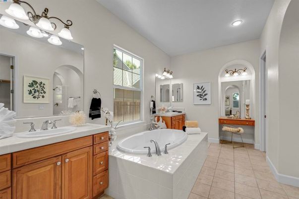 Bathroom, Dual Sink Vanities, Interior, Recessed Lighting