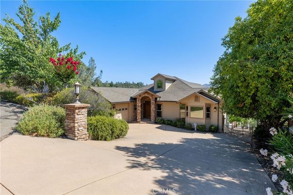 Exterior, Facade, Ranch
