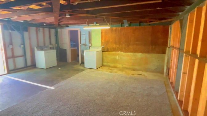Interior, Washer, Wooden Beams