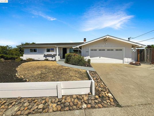 Attached, Exterior, Facade, Ranch