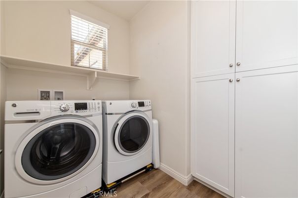 Interior, Washer, Wood Texture Flooring