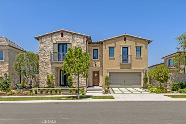 Attached, Exterior, Facade, Mediterranean