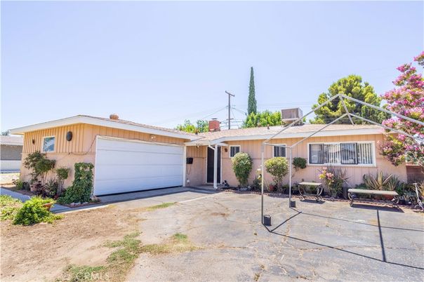 Attached, Exterior, Facade, Ranch
