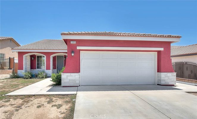 Attached, Exterior, Facade, Mediterranean