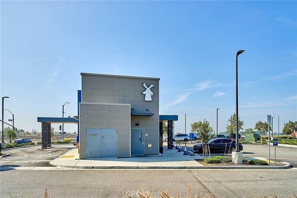 Exterior, Facade, Modern