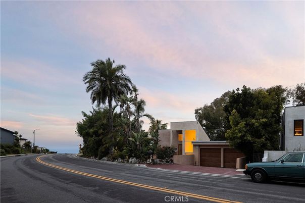 Attached, Exterior, Facade, Modern