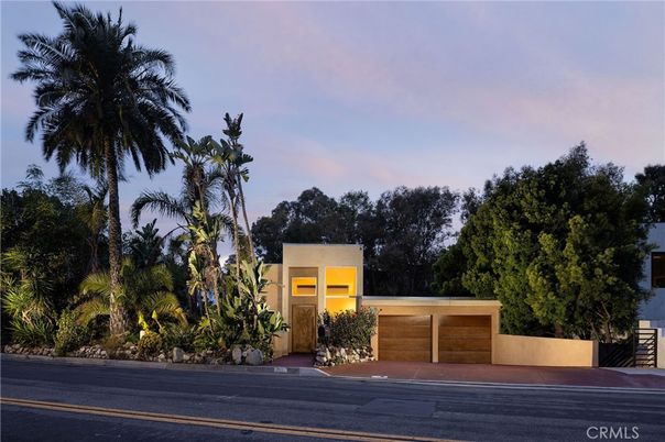Exterior, Facade, Modern