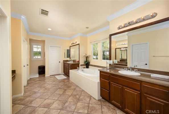 Bathroom, Dual Sink Vanities, Interior, Recessed Lighting