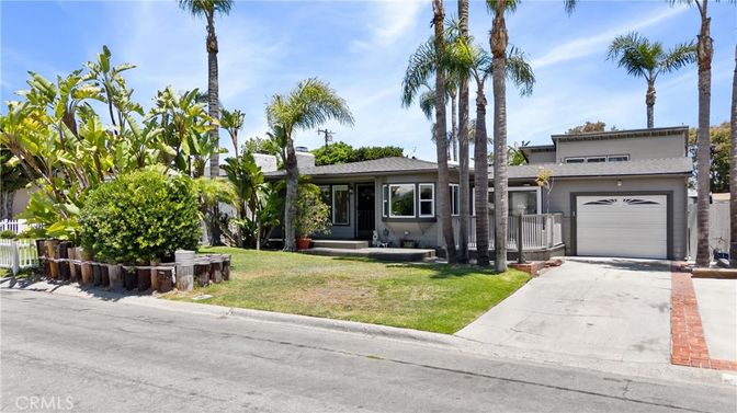 Attached, Exterior, Facade, Ranch