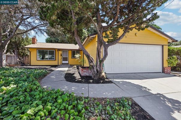 Attached, Exterior, Facade, Ranch