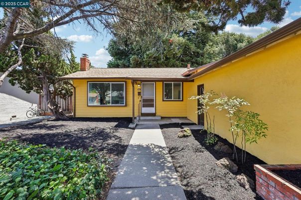 Exterior, Facade, Ranch