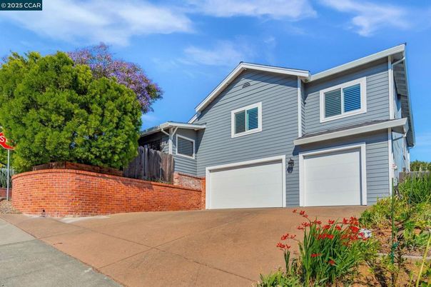 Attached, Exterior, Facade, American Craftsman