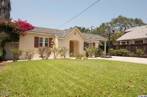 Backyard, Exterior, Facade, Ranch