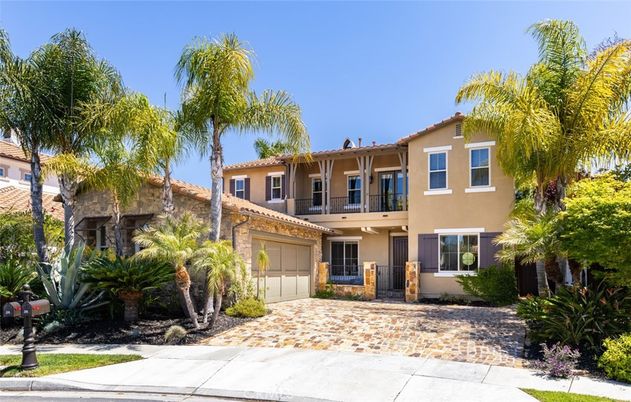 Attached, Exterior, Facade, Mediterranean