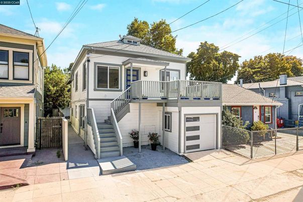 Attached, Exterior, Facade, Rowhouse