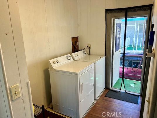 Interior, Washer, Wood Texture Flooring
