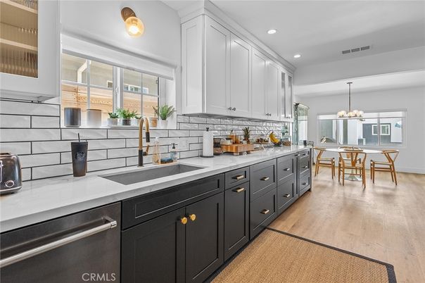 Chandelier, Dining room, Interior, Kitchen, Pendant Lights, Recessed Lighting, Wood Texture Flooring