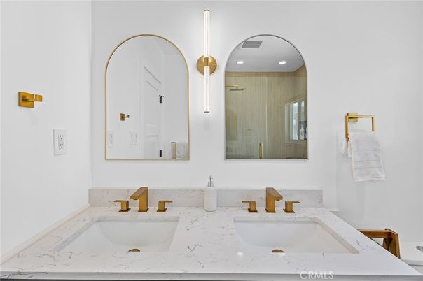 Bathroom, Dual Sink Vanities, Interior, Recessed Lighting