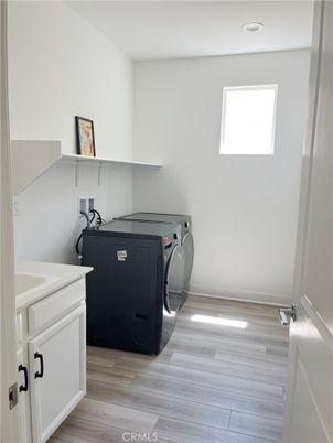Interior, Recessed Lighting, Washer, Wood Texture Flooring