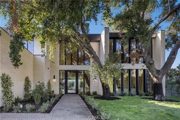 Exterior, Facade, Modern
