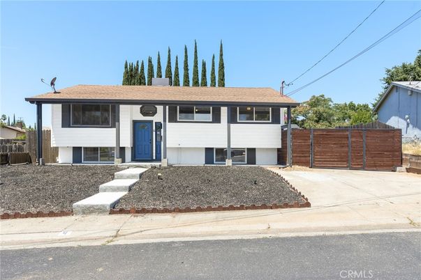 Exterior, Facade, Raised Ranch