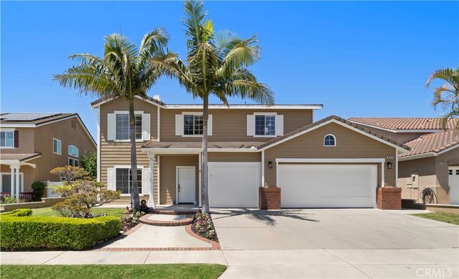 Attached, Exterior, Facade, Mediterranean