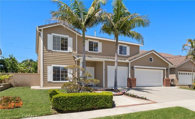 Attached, Exterior, Facade, Mediterranean