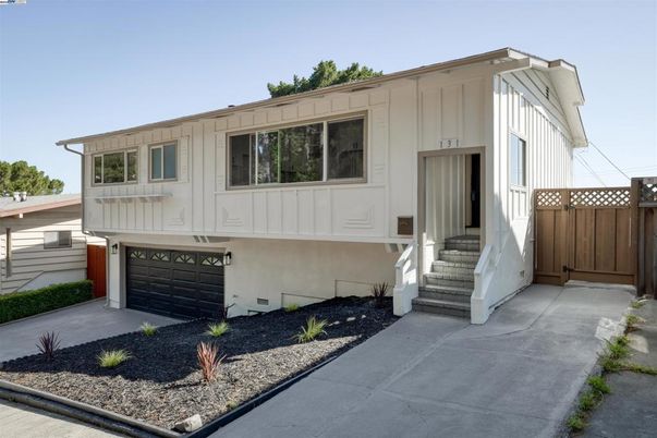 Attached, Exterior, Facade, None