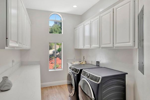 Interior, Recessed Lighting, Washer, Wood Texture Flooring