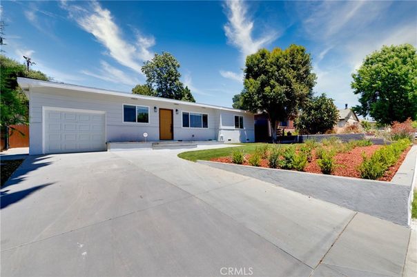 Attached, Exterior, Facade, Ranch