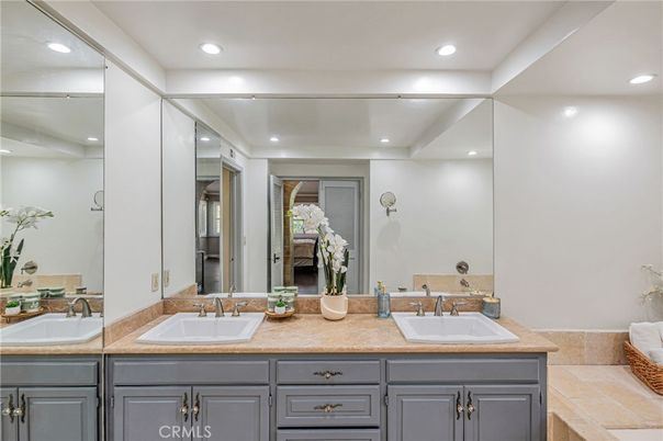 Bathroom, Dual Sink Vanities, Interior, Recessed Lighting