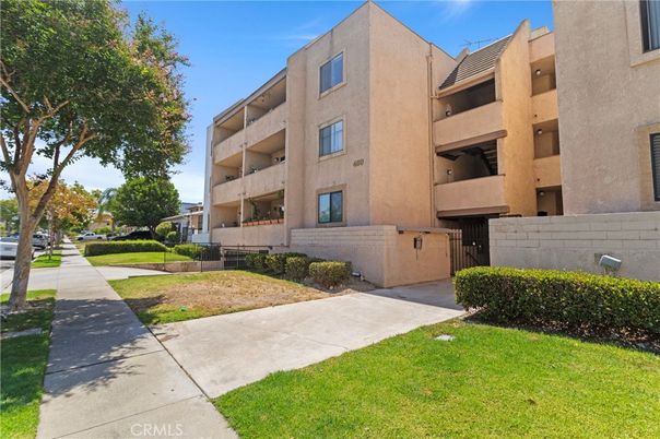 Backyard, Exterior, Facade, Condo Building