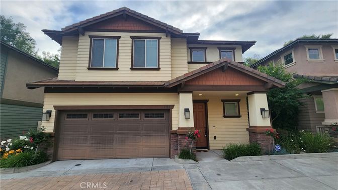 Attached, Exterior, Facade, American Craftsman