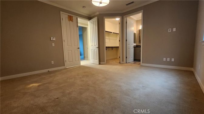 Empty room, Interior