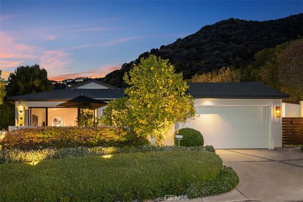 Attached, Exterior, Facade, Modern