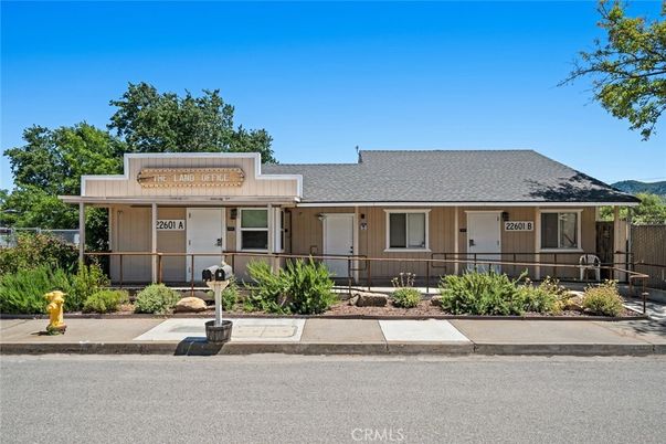 Exterior, Facade, Ranch