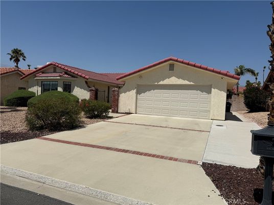 Attached, Exterior, Facade, Mediterranean