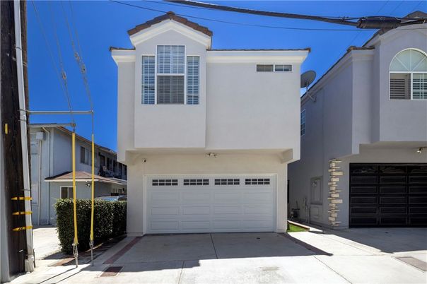Attached, Exterior, Facade, Rowhouse