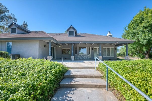 Exterior, Facade, Ranch