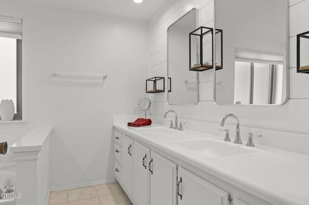 Bathroom, Dual Sink Vanities, Interior, Recessed Lighting