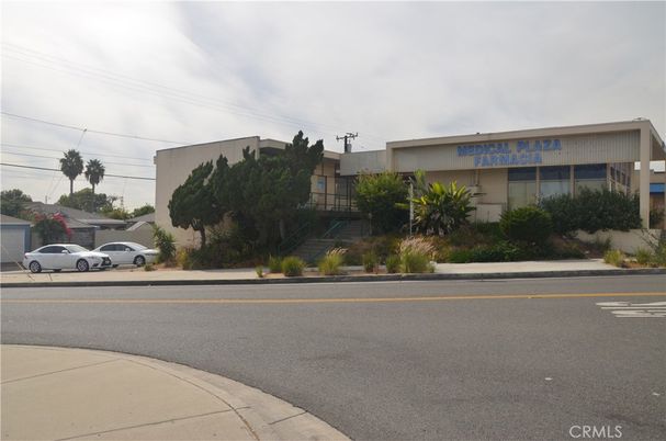 Exterior, Facade, Modern